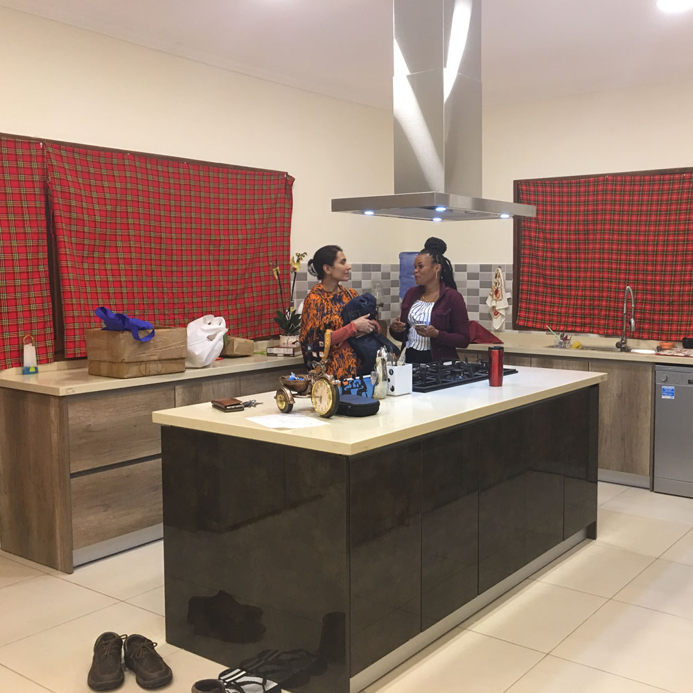 Tema, Accra, Ghana, laque UV armoires de cuisine personnalisées modernes à grain de bois haute brillance